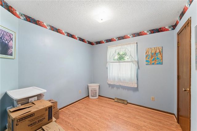 9812 Hillcrest Road, Kansas City, MO 64134