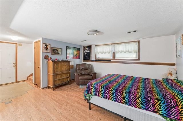 9812 Hillcrest Road, Kansas City, MO 64134