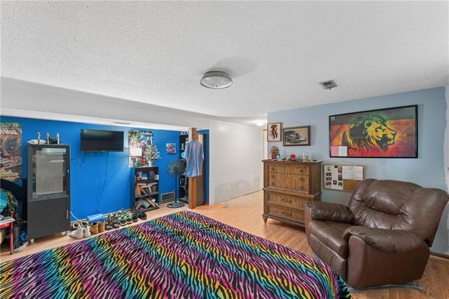 9812 Hillcrest Road, Kansas City, MO 64134