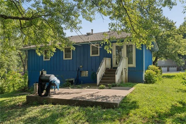 9812 Hillcrest Road, Kansas City, MO 64134