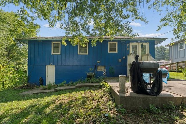 9812 Hillcrest Road, Kansas City, MO 64134