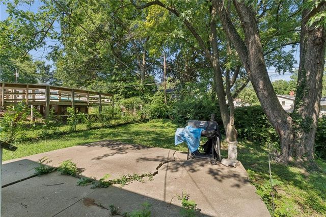 9812 Hillcrest Road, Kansas City, MO 64134