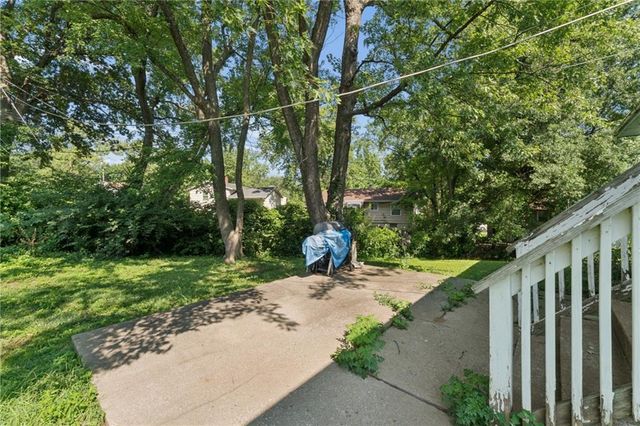9812 Hillcrest Road, Kansas City, MO 64134
