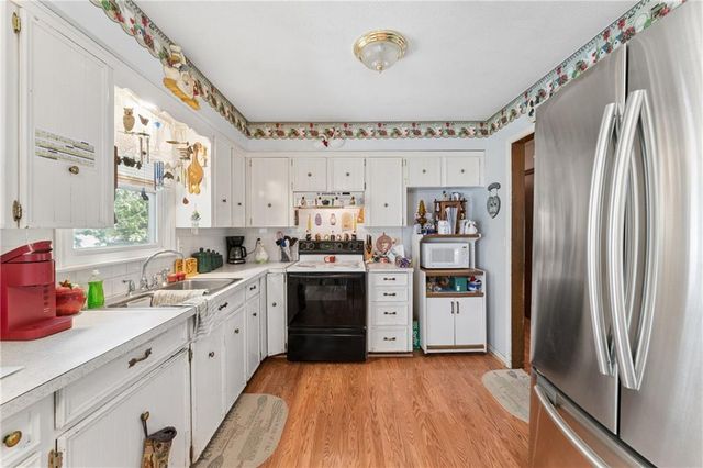 9812 Hillcrest Road, Kansas City, MO 64134