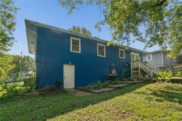 9812 Hillcrest Road, Kansas City, MO 64134