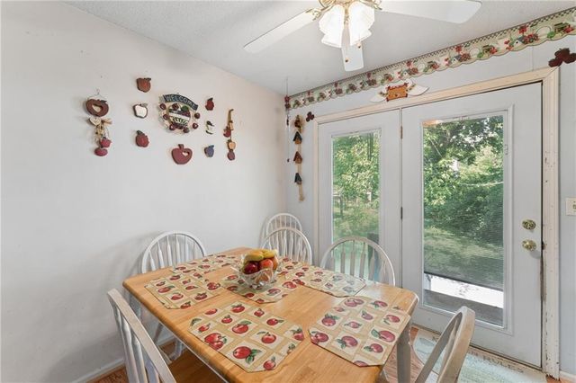 9812 Hillcrest Road, Kansas City, MO 64134