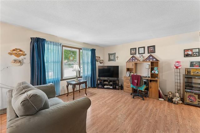 9812 Hillcrest Road, Kansas City, MO 64134