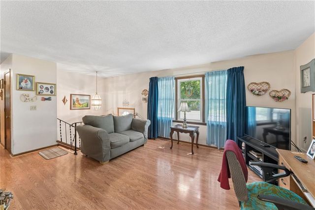 9812 Hillcrest Road, Kansas City, MO 64134