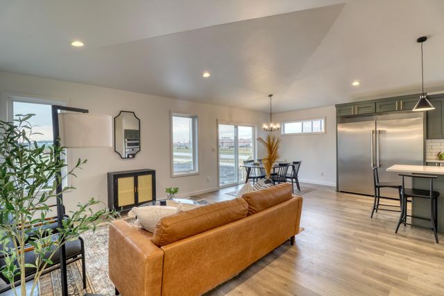 7013 Selkirk Drive S, Fargo, ND 58104