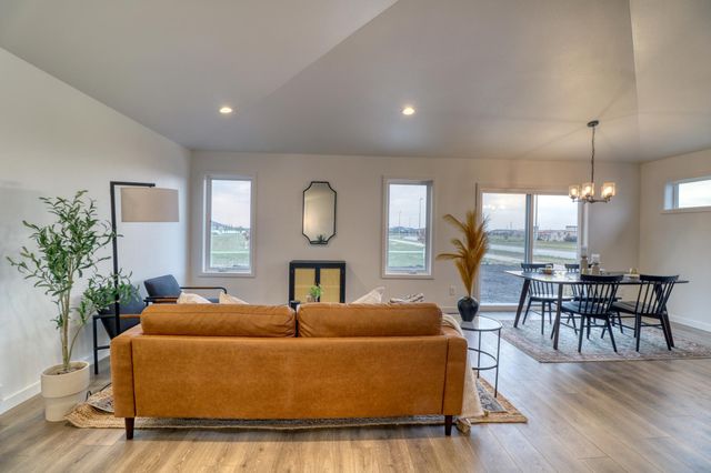 7013 Selkirk Drive S, Fargo, ND 58104