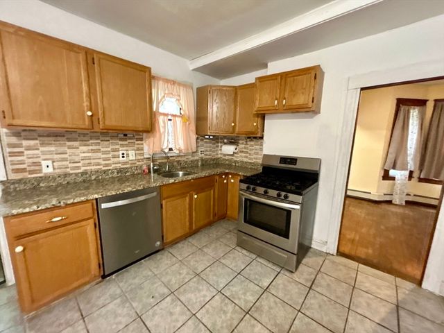 3 Gloucester Rd, Worcester, MA 01607
