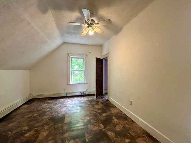 3 Gloucester Rd, Worcester, MA 01607