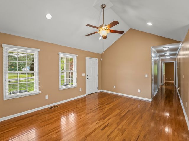 30 Sullivan Ln, Tullahoma, TN 37388