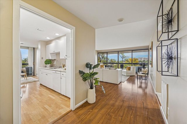 49 Briar Hollow Lane 505, Houston, TX 77027