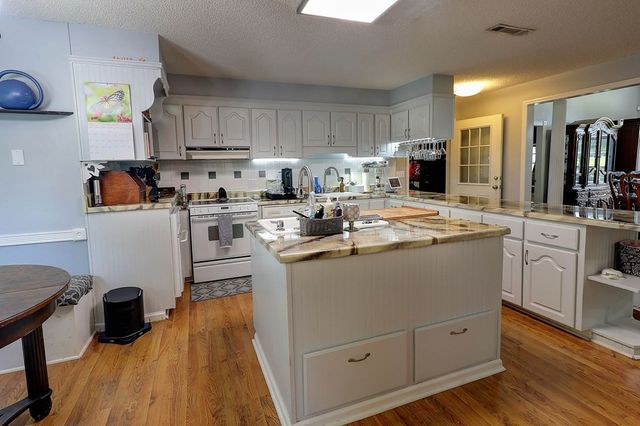 100 Willow Oaks Drive, Headland, AL 36345
