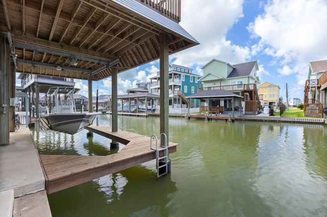 413 Jeanie Lynne Circle, Tiki Island, TX 77554