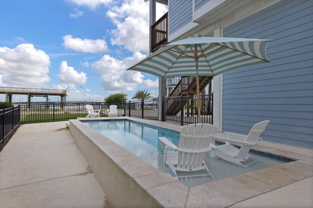 413 Jeanie Lynne Circle, Tiki Island, TX 77554