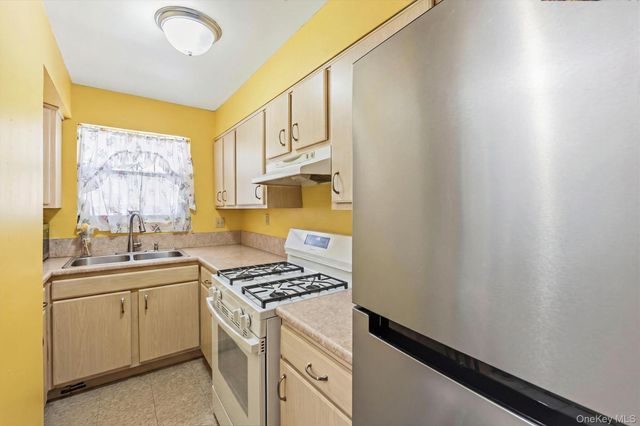 820 Leland Avenue 13A, Bronx, NY 10473