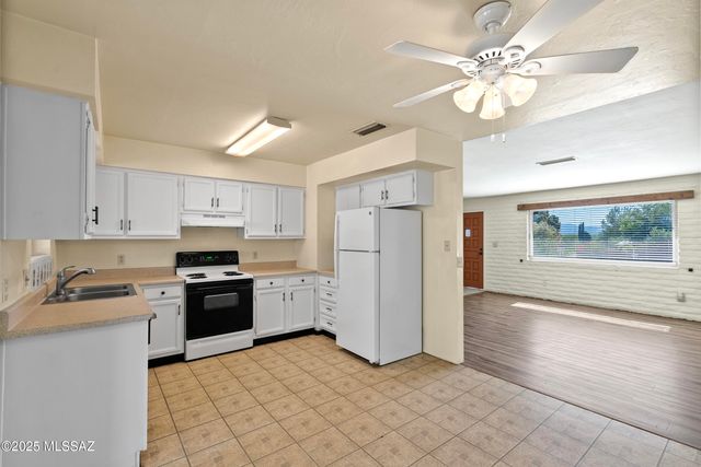 1050 S La Higuera, Green Valley, AZ 85614