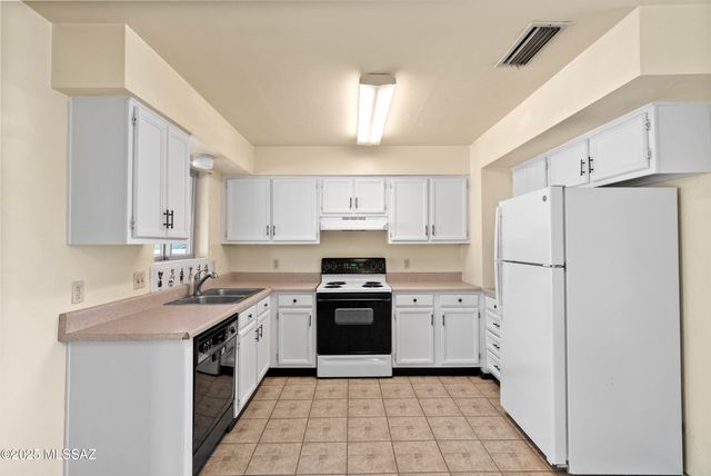 1050 S La Higuera, Green Valley, AZ 85614