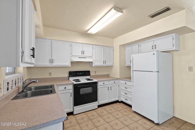 1050 S La Higuera, Green Valley, AZ 85614