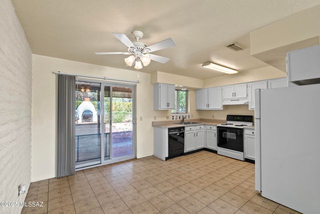 1050 S La Higuera, Green Valley, AZ 85614