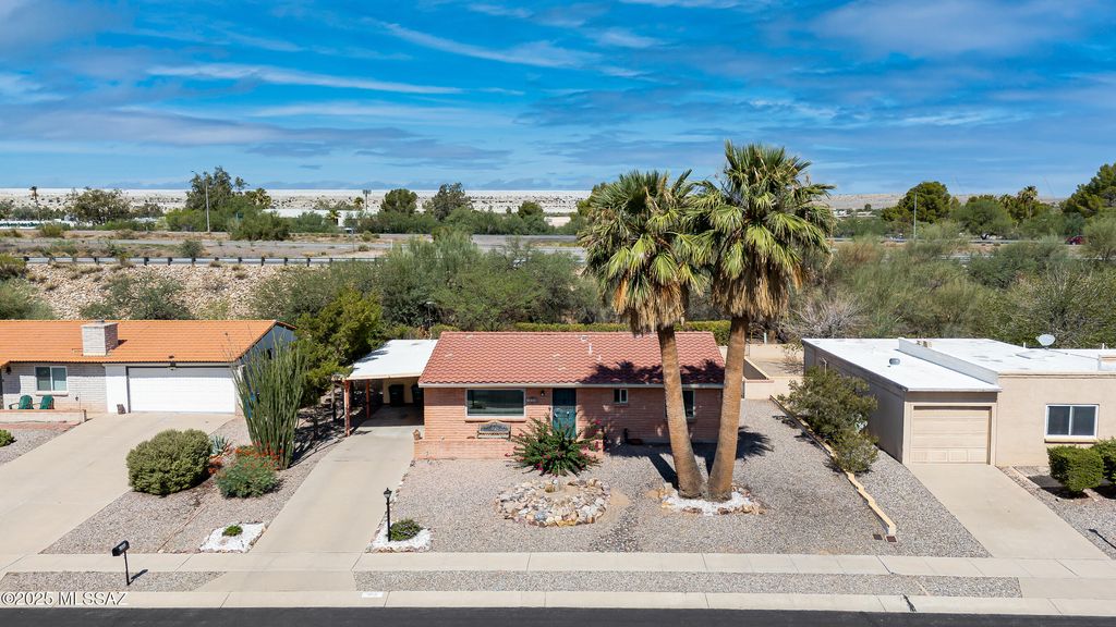 1050 S La Higuera, Green Valley, AZ 85614