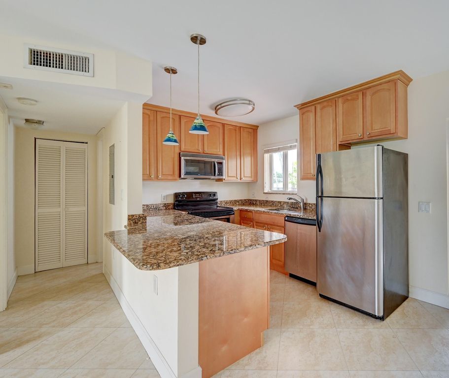 410 SW 15th Street 204, Pompano Beach, FL 33060