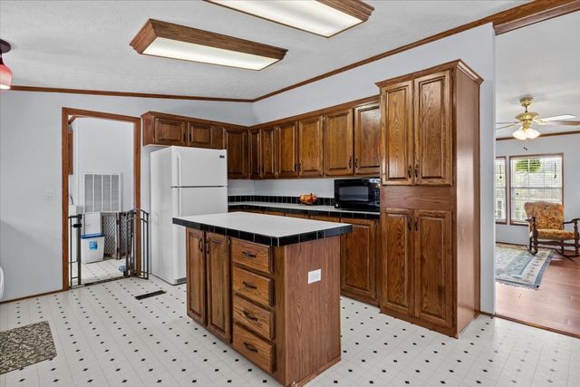 1644 W Blue Creek Rd, Waverly, TN 37185