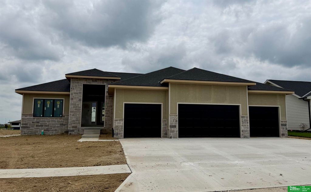 12355 Lake Vista Drive, Papillion, NE 68046