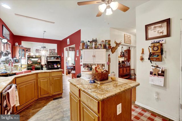 1050 CRANBERRY LN W, York, PA 17402