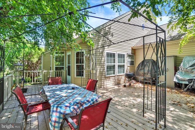 1050 CRANBERRY LN W, York, PA 17402