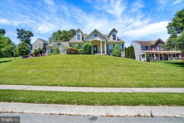 1050 CRANBERRY LN W, York, PA 17402