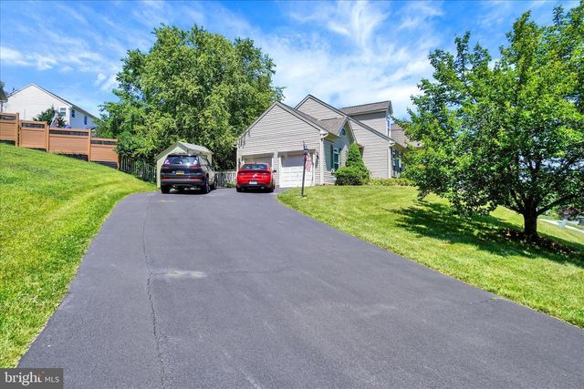 1050 CRANBERRY LN W, York, PA 17402