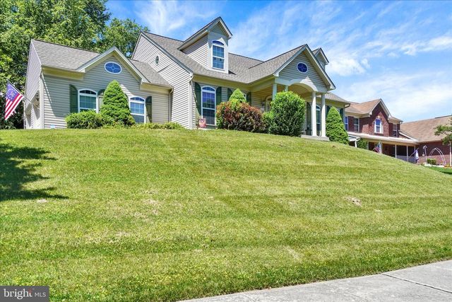 1050 CRANBERRY LN W, York, PA 17402