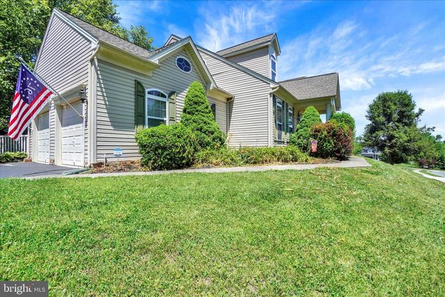 1050 CRANBERRY LN W, York, PA 17402