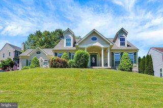 1050 CRANBERRY LN W, York, PA 17402