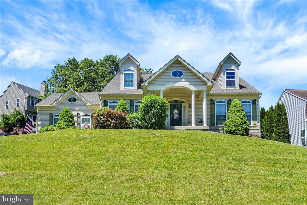 1050 CRANBERRY LN W, York, PA 17402
