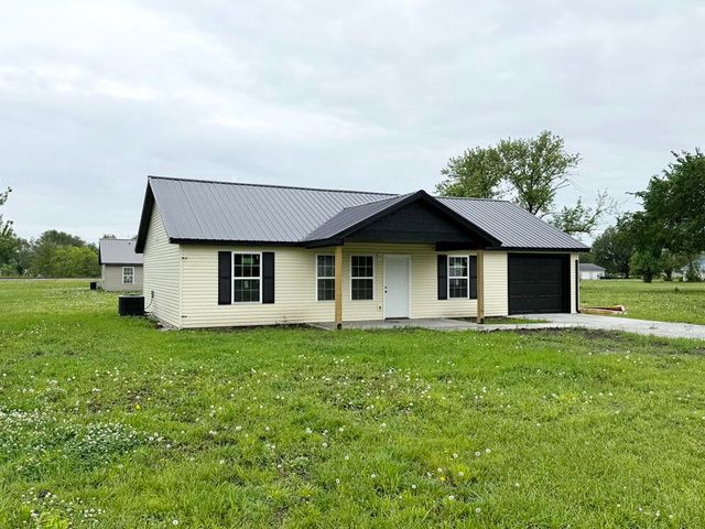 104 W Barrett Avenue, Walker, MO 64790
