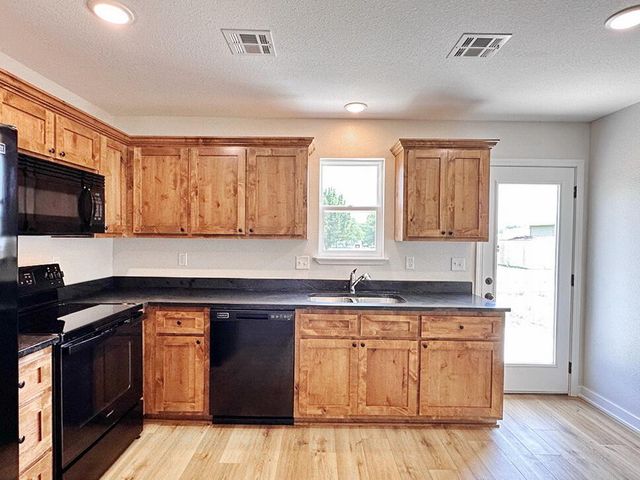 104 W Barrett Avenue, Walker, MO 64790