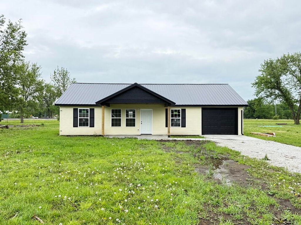 104 W Barrett Avenue, Walker, MO 64790