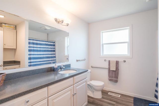 901 W Vine St, Lebanon, OR 97355