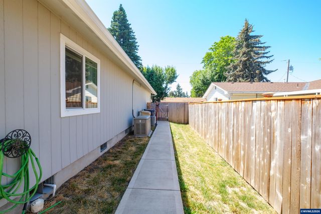 901 W Vine St, Lebanon, OR 97355