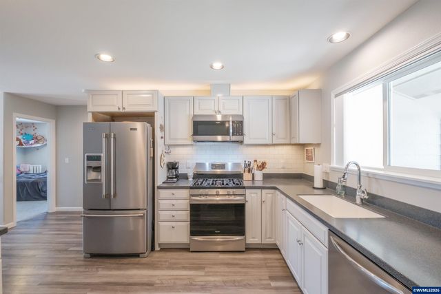 901 W Vine St, Lebanon, OR 97355