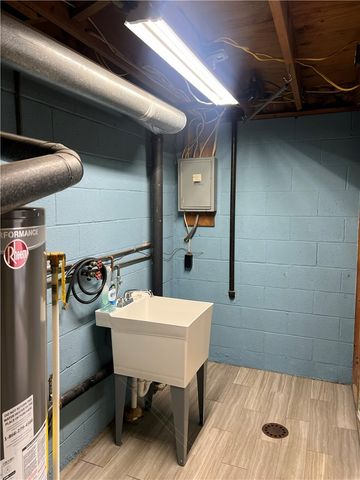 380 Northgate Dr E, Washington Twp, PA 15613