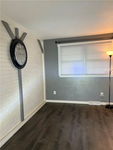 380 Northgate Dr E, Washington Twp, PA 15613