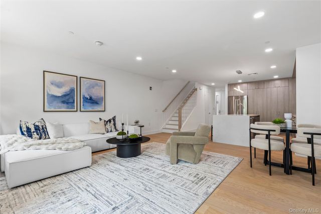 33 Calvert Street TH13, Harrison, NY 10528