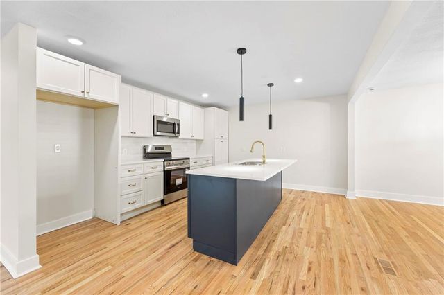 1421 E Stagecoach Drive, Olathe, KS 66062