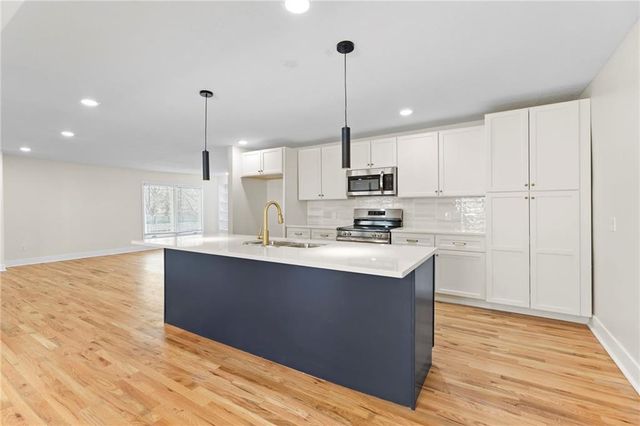 1421 E Stagecoach Drive, Olathe, KS 66062