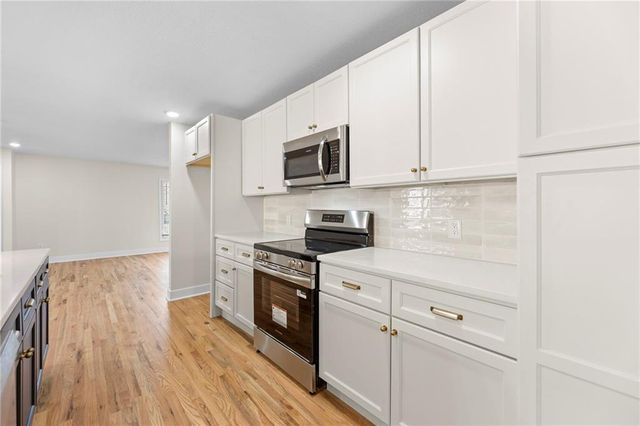 1421 E Stagecoach Drive, Olathe, KS 66062